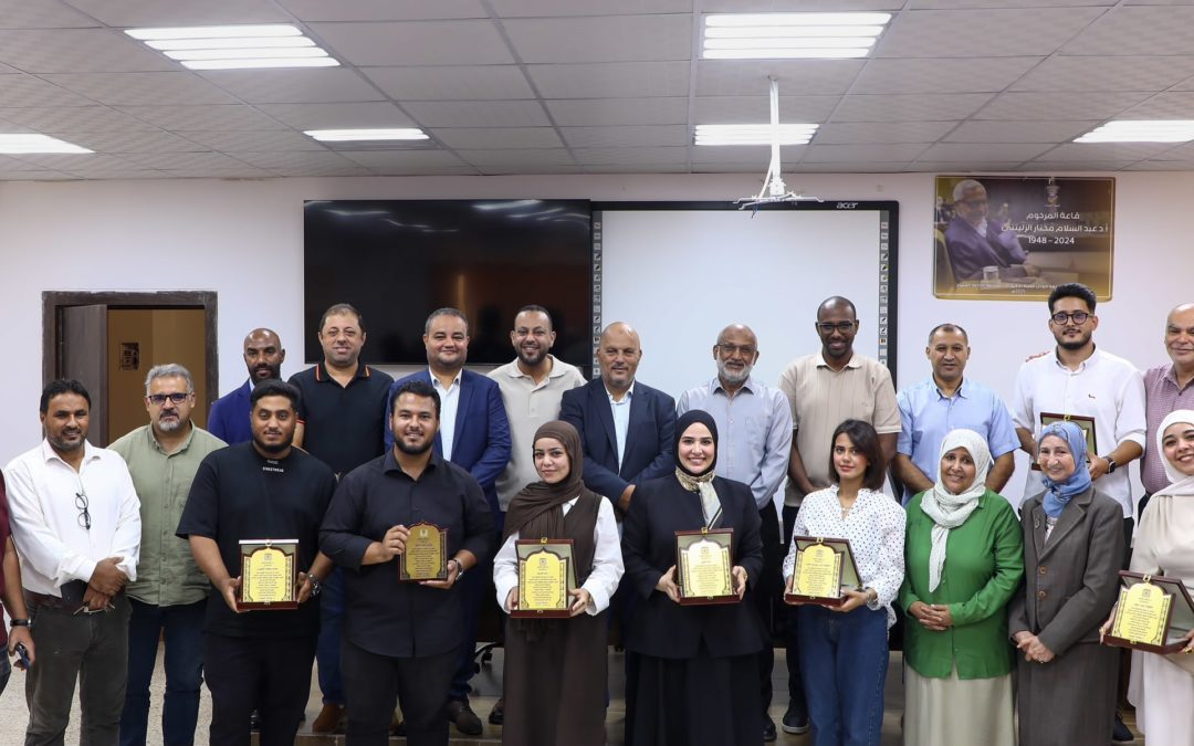 كلية الإعلام بجامعة بنغازي تكرم سبعة من خريجيها تقديرًا لمشاركتهم في حفل افتتاح الجامعة